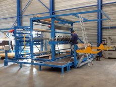 Nieuwbouw ultrasoon snijmachine voor het snijden van ongebackt tapijt.